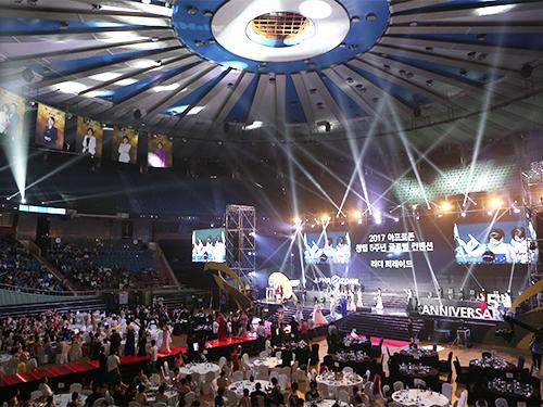会員約6500人が参集した「アフロゾーン５周年記念式典」のようす